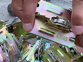 Пружинный зажим для опалубки 