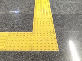 Доступная среда: поручни и тактильная плитка для инвалидов