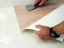 Чим приклеїти лінолеум