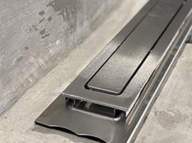 О чем следует помнить, планируя линейный слив в ванной